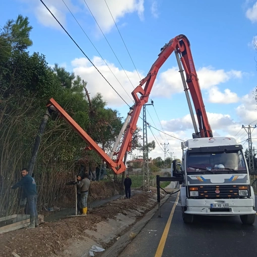 Uzun Bomlu Beton Pompası ile Geniş Alanlarda Beton Dökme Kolaylığı
